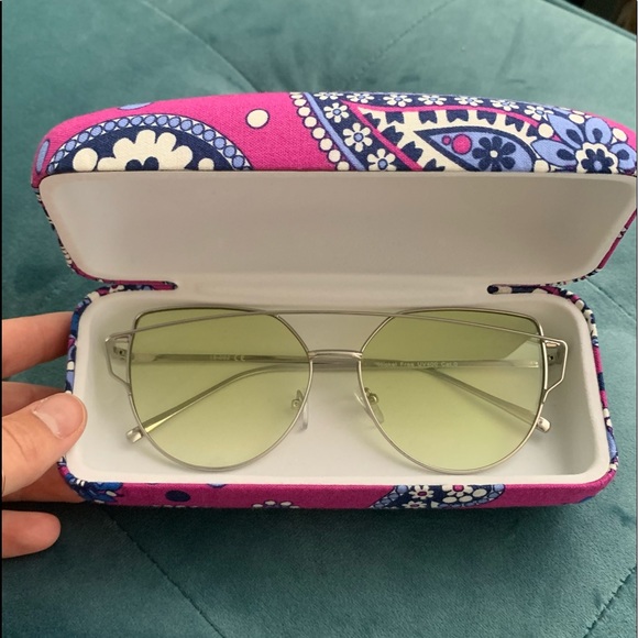 Vera Bradley Accessories - NWOT VERA BRADLEY Hard Sunglasses Case💘